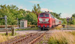 218 160 erreichte am 18.7.00 mit ihrem RE nach Lauda den nördlichen Bahnübergang bei Beuerlbach. Damals normal, heute bemerkenswert ist der reine Gepäckwagen hinter der Lok. 