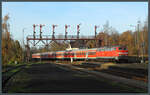 Als historisches Vergleichsbild zum aktuellen Zustand: Am 23.11.2014 ist im Vorharz noch die BR 218 mit n-Wagen unterwegs. Unter der markanten Signalbrücke schiebt 218 473-7 ihren RE nach Hannover aus dem Bahnhof Bad Harzburg.