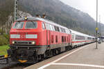 218 415-8 steht mit ihrem InterCity in Immenstadt 1.5.23