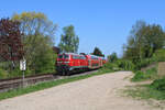 DB 218 435-6 zieht ihre RB85 von Neustadt(Holst) nach Lübeck Hbf durch den Betriebsbahnhof Ratekau. (13.05.2023)