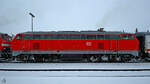 Die Diesellokomotive 218 425-7 (an zweiter Stelle) setzt sich langsam in Bewegung. (Kempten, November 2023)