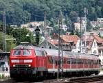 Mit ihrem angehngten Regionalexpress aus Heilbronn durchfhrt 218 483 am 14.06.08 aus dem Kraichgau kommend den Bahnhof von Neckargemnd.