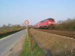 218 458-8 fhrt an einem sonnigem Frhlingstag im Jahr 2007 mit einem RE nach Lbeck.