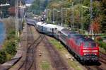 EC 194 aus Mnchen schlngelt sich ber den Seedamm zu Lindau. Ganz besondere Wagen fhrt er an zweiter bis vierter Stelle mit... (30. August 2008, 1. Bahnbilder-Treffen.de Lindau)