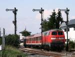 218 153 schiebt am 19. August 2008 den RE 32178 von Memmingen nach Ulm durch den Bahnhof von Illertissen.