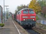 218 410 durchfhrt bei herbstlichem Wetter am 31.10.08 mit einem Gterzug den Bahnof Kirchheim /Teck.