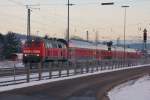 Saukalt und saustark..., so dass dieses Diesel-Regio-Sandwich hinter Gitter mu. 218 443-0 tobt mit Schwesterlok und einem Doppelstock-RE durch Amstetten in Wrttemberg am frhen Morgen des 14. Januars 2009.