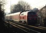 218 356-4 schiebt ihren RE aus Mhldorf am Nachmittag des 04.02.09 ber die Eisenbahnberfhrung am Kolumbusplatz in Mnchen.