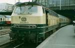 218 495-0 steht im Sommer 1982 abfahrbereit mit einem Nachtzug nach Oslo in Hamburg Hbf.