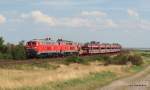 218 363-0 und ihre Schwesterlok mit Syltshuttle gen Westerland/Sylt beim passieren einer Fotokurve bei Morsum am 6.08.09.