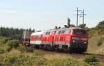 Ein Syltshuttle, gezogen von 218 372-1 und 218 363-0 passiert am 6.08.09 die Auffahrt auf den 11 Kilometer langen Hindenburgdamm bei Morsum auf dem Weg nach Niebll.