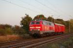 218 448-9 mit einem Gertewagen am Abend des 26.09.2009 kurz vor berquerung des Mittellandkanals bei Peine