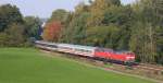 218 185 und 117 mit einem Suferzug von Mnchen nach Zrich  bei Mollenberg (zwischen Hergatz und Lindau) am 27.9.2009  