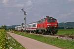 Die Ulmer 218 432 befrdert am 7. August 2009 den umgeleiteten IC 2085 von Augsburg nach Oberstdorf bei Bad Grnenbach in Richtung Kempten (Allgu). Im Bahnhof von Bad Grnenbach wird der Zug nun einen lngeren Kreuzungshalt haben.