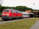 Br 218 315-0 wartete am 12.07.2009 mit ihrem IC 1805  Urlaubsexpress  nach Kln im Bahnhof von Seebad Heringsdorf auf die Abfahrt.