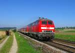 218 326 zog am 7.August 2010 den RE 31517 (Basel Bad Bf-Singen). Dieser brachte die Teilnehmer der diesjhrigen Tour de Lndle ihrer Heimat nher. Fotografisch festgehalten wurde das Gespann aber im Ausland, genauer gesagt kurz vor der Einfahrt in den Bahnhof Beringen im schaffhausischen Klettgau, wo sich auch ein Pferdefuhrwerk die Ehre gab.