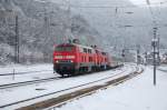 218 214 zieht den IC 2012 nach Stuttgart bei der Durchfahrt im winterlichen Geislingen/Steige am 14.12.2008