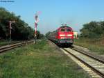 12.10.2010: 218 484-4 befrdert den RE 28874 von Karlsruhe Hbf nach Neustadt (Weinstrae) Hbf. Hier verlsst der Zug den Bahnhof Winden. Auch die Ausfahrt fr die RB nach Bad Bergzabern ist schon freigegeben.