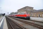 13.10.2010 9:47 DB AG Baureihe 218 468-7 mit RE 16 aus Leipzig, bestehend aus 3 n-Wagen und einem Karlsruher Steuerwagen ist in den Endbahnhof Hof (Saale) eingefahren und fhrt in Krze zurck nach