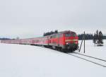 Am 30.12.10 trat ich endlich mal eine Reise an die Knig-Ludwig-Bahn an, um dort im ersten Wagen hinter der 218 eine Mitfahrt zu machen. Natrlich wollte ich auch noch ein Bild machen, um die Erinnerung an diese Fahrt fest zu bewahren. Aus diesem Grund wurde auf der Rckfahrt ein Zwischenstopp in Weizern-Hopferau gemacht. Nach einer kleinen Wanderung war auch ein geeigneter Fotostandpunkt gefunden. Das Einzige, was nun also noch fehlte, war die vorhergesagte Sonne, doch jene wollte sich einfach nicht zeigen. Dies strte 218 454-7 vom Betriebshof Kempten wenig, denn die Lok zieht hier bei Weizern ihren RE 57510 mit nur sehr geringer Versptung in Richtung der vor allem bei Touristen beliebten Stadt Fssen. Ein Gru geht an den Lokfhrer sowie den freundlichen Schaffner! 