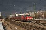 Eine Minute nach 152 100 kam 218 418 mit der RB 27035 und wurde ebenfalls voll von der tiefestehenden Sonne angestrahlt. Mnchen Heimeranplatz, 22.02.2011.