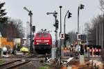 218 002-9 RB23 verlt den Bf Odendorf ber die Grobaustelle am Bahnbergang - 14.02.2011