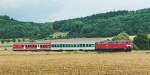 Am 20.7.01 war es im sanfthgeligen Aischgrund noch normal, auf solche bunten Zge zu treffen. (Blick nach Sden zwischen Dottenheim und Ipsheim.) 