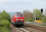 Mein vermutlich letztes Bild der 218-bespannten RE-Zge in der Pfalz entstand am 16.4.2011 in Edesheim. Es zeigt den RE 28033 bei der Durchfahrt des beschaulichen rtchens. Der Zug wird angefhrt von 218 478-6. Leider verkroch sich die Sonne eine halbe Stunde vor der Aufnahme hinter den Wolken ... Im Hintergrund ist der Pflzer Wald zu erkennen. 