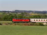 Die 218 418 am 07.05.2011 mit dem IC Rottalerland unterwegs auf der Rottalbahn, im Hintergrund ist Bad Griesbach zu sehn.