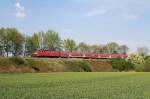 218 458 mit RE 57418 bei Oberbergen (23.04.2011)