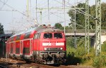 Sonnabend, 20. August 2011, 8.50 Uhr, der RE 21548 mit der  neuen-alten  Zuglok 218 333-3 nhert sich dem Bahnhof Ahrensburg.

Die 218 333-3 ist  neu  bei der RBSH, aber nicht in Schleswig-Holstein. Bis 2008 gehrte sie zeitlebens seit Ihrer Indienststelle zum tglichen Bild vor Zgen auf der KBS 104 sowie anderen Strecken in Schleswig-Holstein. Sie ist somit eine alte Bekannte.
Nach einer  Stippvisite  von drei Jahren in Kempten und Leipzig wurde sie nun als Ersatz fr die 218 104-6 von der RBSH  zurckgeholt .