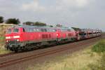 Die 218 322-6 zieht in DT einen Autozug von Niebll durch Mosrum Richtung Westerland auf Sylt am 20.08.2011