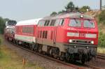 Die 218 319-2 qult sich solo mit einem Syltshuttle von Westerland auf Sylt nach Niebll hinter Morsum 21.08.2011