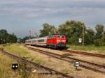 Die 218 422 mit dem IC Rottalerland am 17.09.2011 bei der Einfahrt in Karpfham.