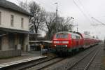 Wieder ein typisch-grauer Tag mit Nieselregen ist der 19.03.12, an dem 218 401-8 ihren RE nach Mhldorf durch Poing befrderte.