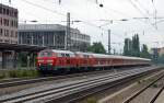 218 426 zog zusammen mit einer Schwesterlok eine Reisewagengarnitur vorbei am Heimeranplatz Richtung Mnchen Hbf.