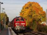 Anstatt den Wartenden mit einer um diese Zeit planmäßig fahrenden Regionalbahn Richtung Heimat zu bringen, durchfährt 218 496-8 mit IRE 4231 von Stuttgart nach Lindau mit 11 Minuten Verspätung den Haltepunkt Ulm-Donautal. Der einzige Vorteil, dass die RB den IRE vorfahren lassen musste war, dass der am Bahnsteig Wartende diese Aufnahme machen konnte (18.10.2012).