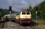 218 105 erreicht mit einem RE aus Brillon den Bahnhof von Usseln, um nach einem kurzen Kreuzungshalt mit 218 387 weiter nach Korbach zu fahren. Aufgenommen am 01.09.12 beim Streckenfest der Kurhessenbahn.