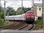 218 158-4 vor der Einfahrt in den Hbf Stralsund. Hier vor dem IC1937 aus Hamburg Altona. (Stralsund am 11.08.06) 
