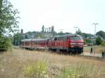 Bahnhof Grevesmhlen; BR 218 210-3 mit liegengebliebenen RE 21614 (20.07.2006)