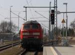 14.4.2013 Zssow. 218 380 hat IC 2427 von Heringsdorf nach Zssow gebracht und an den von Stralsund kommenden IC 2429 rangiert. Sie setzt nun - obwohl Signale und Weichenverbindungen vorhanden sind - auf das gegenberliegende Bahnsteiggleis um, von wo sie nach Rostock fhrt, tankt und bis zum nchsten Einsatz am Wochende (!) stehenbleibt. 