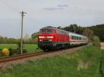 Die 218 428 mit dem IC Rottalerland am 27.04.2013 bei der Einfahrt in Bad Birnbach.