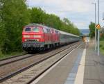 IC118 bei der Durchfahrt am HP  Friedrichshafen Flughafen , der Zug fhrt von Mnster Westfahlen nach Innsbruck, auf dem Teilstck Ulm-Friedrichshafen-Lindau fhrt der Zug mit 2 Loks der Baureihe 218,