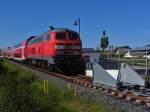 Der Strandexpress, 218 339-0 mit einer Doppelstockgarnitur am 09.06.2013 in Burg auf Fehmarn an der Vogelfluglinie.