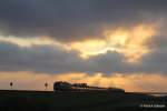 AZ1400 DB Sylt Shuttel Niebll->Westerland im Morgenlicht bei Sonnenaufgang auf dem Hindenburgdamm von der Insel Sylt mit Doppelbespannung 218 am 11/07/13. 