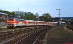 218 148-5 verlt im Mai 1986 mit einer City-Bahn-Garnitur den Bahnhof Meinerzhagen.