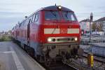 218 418-2 und hinter ihr 218 404-2 im Bahnhof Mühldorf am 25.10.2013.