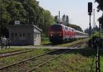 218 403-4 mit dem EC 195 von Zrich nach Mnchen am Posten 48 und ersten Bahnbergang nach dem berfahren des Bodenseedamms von Lindau (17.08.2013).