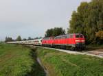 Die 218 466 und die 218 430 mit einem EC am 19.10.2013 bei der Einfahrt in Dorfen.