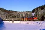 218 138 und 218 140 bringen einen Zug mit Wintersportlern nach Winterberg.